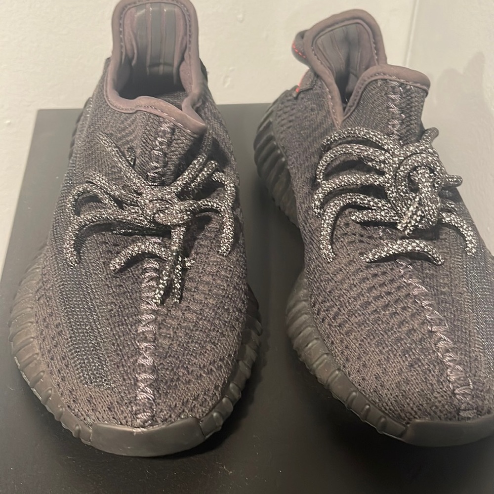 Yeezy 350 worn twice !!! For sale 🖤 4 in boys